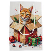 I Help Unpack! Funny Cat in Christmas Shipping Box Mittlere Geschenktüte (Rückseite)