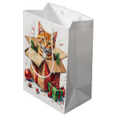 I Help Unpack! Funny Cat in Christmas Shipping Box Mittlere Geschenktüte (Rückseite Schrägansicht)