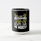 I Hunt Mushrooms Zweifarbige Tasse (Mittel)