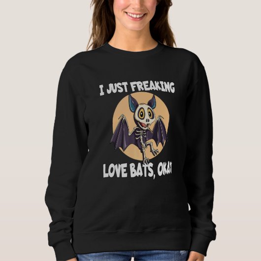 I Just Freaking Love Bats Okay for a Bat Sweatshirt (Vorderseite)
