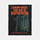 I Know What You Did In Bathroom Funny Halloween Fleecedecke (Vorderseite)