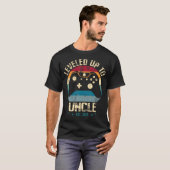 I Leveled Up To Uncle 2026 Promoted To First Time  T-Shirt (Vorne ganz)