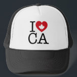 I LIEBE CA | I Liebe Canada Custom Trucker Hat Truckerkappe<br><div class="desc">Lass jedem wissen,  wie sehr du Kanada mit diesem "I Liebe CA"-Hut mit Retro-Typografie und Herzinfarkt aus Ahornblättern Liebe. Der perfekte Weg,  um Ihren Stolz und Ihre Liebe für Kanada zu zeigen. Weitere Länder,  Staaten,  Provinzen und Städte sind verfügbar.</div>