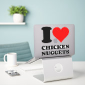 I LIEBE CHICKEN NUGGETS AUFKLEBER (Laptop auf Schreibtisch)
