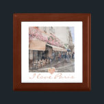 I Liebe Paris Cafe Jewelry Box Erinnerungskiste<br><div class="desc">Ich Liebe Paris romantische Café Straße Szene kleine Schmuckkasten,  mit einem kleinen rosa Herz. Für diejenigen,  die wirklich Paris Liebe. Ein Souvenir für diejenigen,  die Paris besucht haben,  die Stadt des Lichts. Café mit Tischen und Stühlen und rosa Blume auf Markise. Schaffen Sie eine Wand aus romantischen Pariser Straßenszenen.</div>