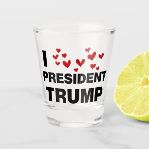 I Liebe Präsident Trump hört Schnapsglas