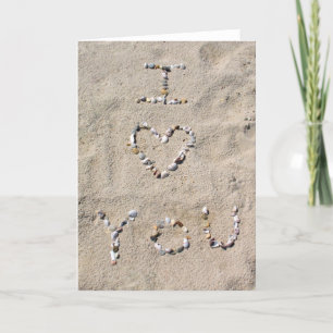 I LIEBE SIE geschrieben in Muscheln im Sand Karte