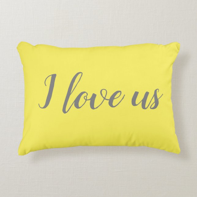 "I Liebe us" auf Hübschem gelben Akzent Dekokissen (Vorderseite)