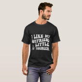 I Like My Boyfriend A Little Bit Younger Funny Gir T-Shirt (Vorne ganz)