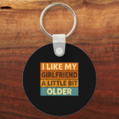 I Like My Girlfriend A Little Bit Older Funny Sayi Schlüsselanhänger (Vorderseite)