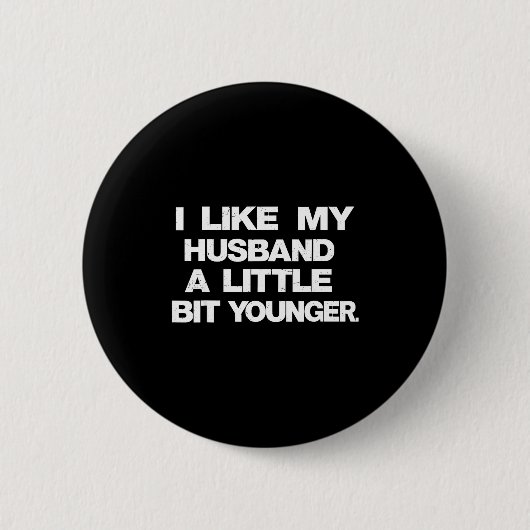 I Like My Husband A Little Bit Younger Funny Sayin Button (Vorderseite)