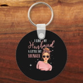 I Like My Husband A Little Bit Younger Funny Sayin Schlüsselanhänger (Vorderseite)