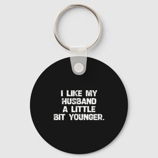 I Like My Husband A Little Bit Younger Funny Scy W Schlüsselanhänger (Vorderseite)