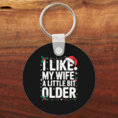 I Like My Wife A Little Bit Older Funny Husband Ch Schlüsselanhänger (Vorderseite)
