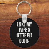 I Like My Wife A Little Bit Older Funny Husband Hu Schlüsselanhänger (Vorderseite)