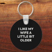 I Like My Wife A Little Bit Older Funny Husband Hu Schlüsselanhänger (Vorderseite)