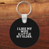 I Like My Wife A Little Bit Older Funny Saying Men Schlüsselanhänger (Vorderseite)