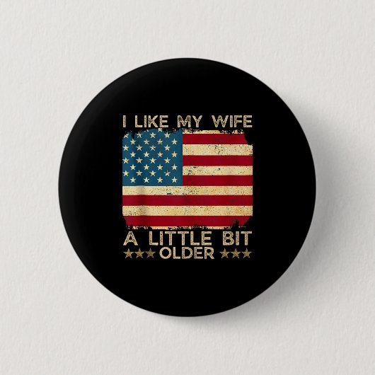 I Like My Wife A Little Bit Older Funny Saying Wom Button (Vorderseite)
