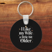 I Like My Wife A Little Bit Older Funny Saying Wom Schlüsselanhänger (Vorderseite)