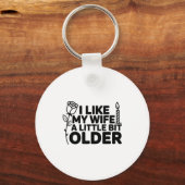 I Like My Wife A Little Bit Older Funny Saying Wom Schlüsselanhänger (Vorderseite)