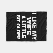 I Like My Wife A Little Bit Older (on Back) Fleecedecke (Vorderseite (Horizontal))