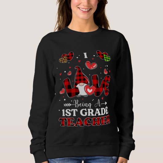 I Love Being A 1st Grade Teacher Gnome Valentine's Sweatshirt (Vorderseite)
