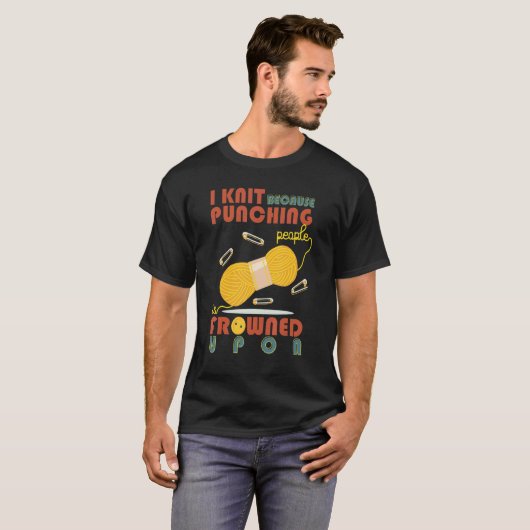 I Love Knit Because Punching People Is Frowned Upo T-Shirt (Vorne ganz)