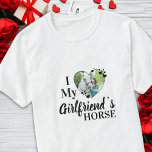 I Love My Girlfriend's Horse Personalized Foto T-Shirt<br><div class="desc">Wen Liebe du wirklich? Deine Freundin oder ihr Pferd! Mit diesem lustigen Pferdeliebhaber-Shirt schenken Sie Ihrem Freund diesen Valentinstag das perfekte Geschenk! Ein Muss für jeden Pferdefreund und Reiter ! Eine lustige Drehung auf meiner Liebe My Girlfriend, dieses Shirt Zitat "I Liebe My Girlfriend's Horse" ... Personalisieren Sie sich mit...</div>