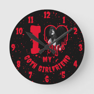 I Love My Goth Girlfriend Dripping Red Heart Photo Runde Wanduhr