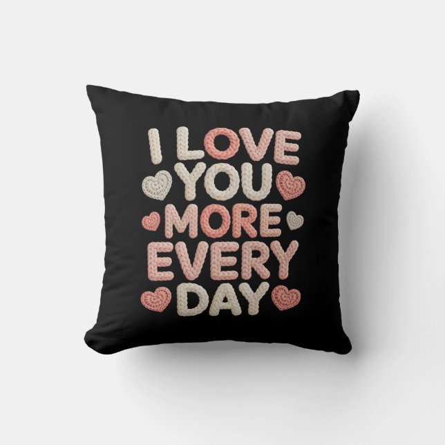 "I Love You More Every Day" Knitted Text & Crochet Kissen (Vorderseite)