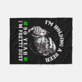 I’m Holding A Beer So Yeah I’m Pretty Busy Monkey Fleecedecke (Vorderseite (Horizontal))