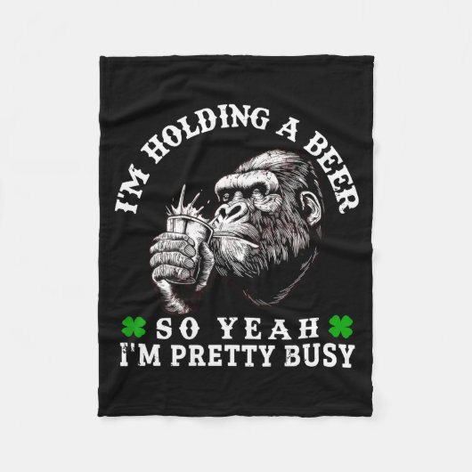 I’m Holding A Beer So Yeah I’m Pretty Busy Monkey Fleecedecke (Vorderseite)