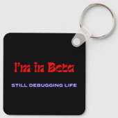 I’m in Beta – Still Debugging Life | Metal Keychai Schlüsselanhänger (Rückseite)