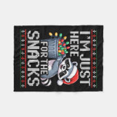 I’m Just Here For The Snacks Raccoon Christmas Ugl Fleecedecke (Vorderseite (Horizontal))