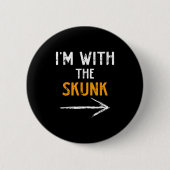 I’m With The Skunk Funny Halloween Matching Couple Button (Vorderseite)