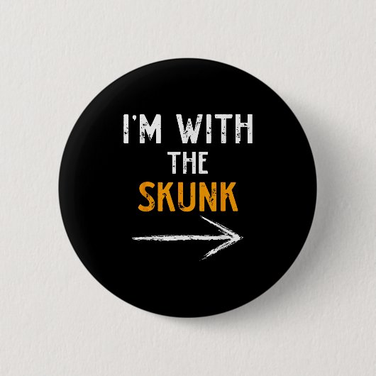 I’m With The Skunk Funny Halloween Matching Couple Button (Vorderseite)