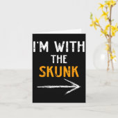 I’m With The Skunk Funny Halloween Matching Couple Karte (Gelbe Blume)