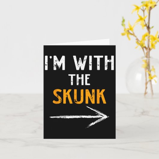 I’m With The Skunk Funny Halloween Matching Couple Karte (Gelbe Blume)