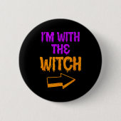 I’m With The Witch Funny Halloween Matching Couple Button (Vorderseite)