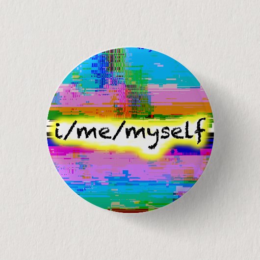 "I/Me/Selbst" Wood pronoun Button, Stolz glitch Button (Vorderseite)