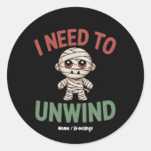I Need to Unwind Funny Mummy Halloween Zombie Runder Aufkleber (Vorderseite)
