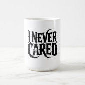 "I NEVER CARED" Gothic Skull Mug - Edgy Typography Kaffeetasse (Mittel)