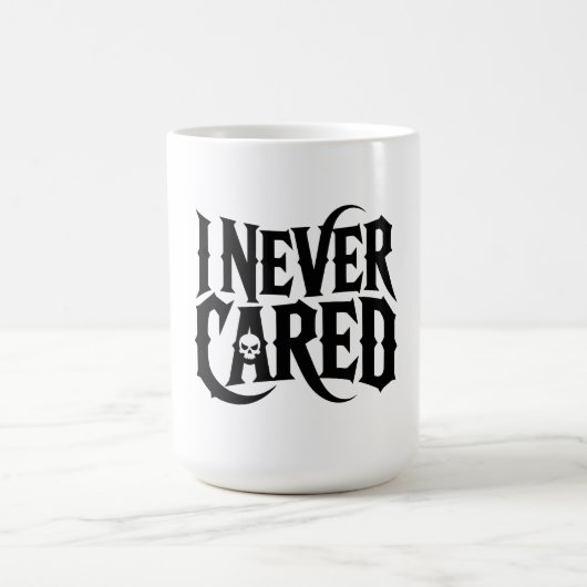 "I NEVER CARED" Gothic Skull Mug - Edgy Typography Kaffeetasse (Mittel)