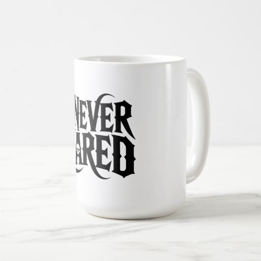 "I NEVER CARED" Gothic Skull Mug - Edgy Typography Kaffeetasse (VorderseiteRechts)