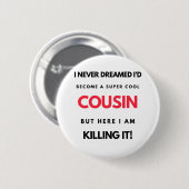 I Never Dreamed I'd'Become A Super Cool Cousin 2 Button (Vorne & Hinten)