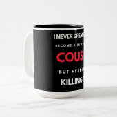 I Never Dreamed I'd'Become a Super Coole Cousin Zweifarbige Tasse (Vorderseite Links)