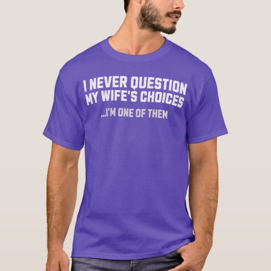 I Never Question My Wifes Choices Mens Funny Husba T-Shirt (Vorderseite)
