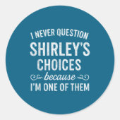 I Never Question Shirley's Choices Because I'm One Runder Aufkleber (Vorderseite)