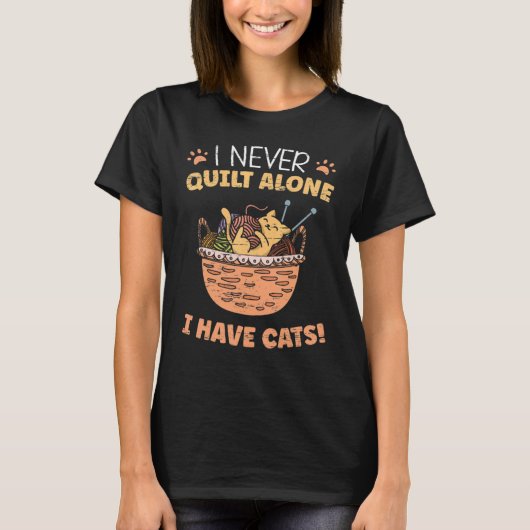 I Never Quilt Alone I Have Cats  Quilting Sewing T-Shirt (Vorderseite)