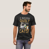 I Never Quilt Alone My Cat Helps Sewing Seamstress T-Shirt (Vorne ganz)